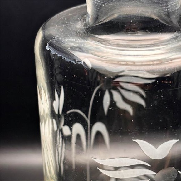 VTG Glass Decanter with Etched Flowers, Round Stopper 11"H - Beautiful! - Picture 4 of 4